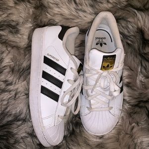 Adidas Superstar tennis shoes